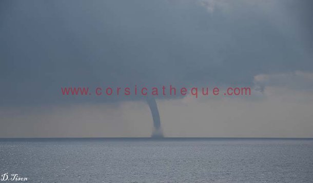 Trombes marines près des côtes orientales de la Corse / La Corse du ...
